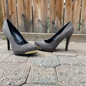 Aldo women grey suede genuine leather 4” heels shoes. Size 7. Pre-owned.